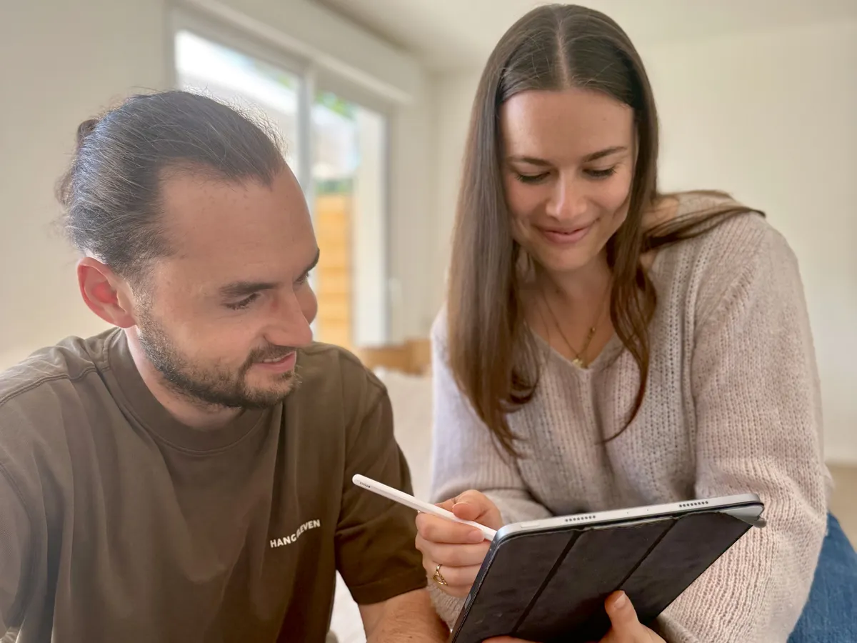 Nathan et Laura concevant un site internet sur tablette